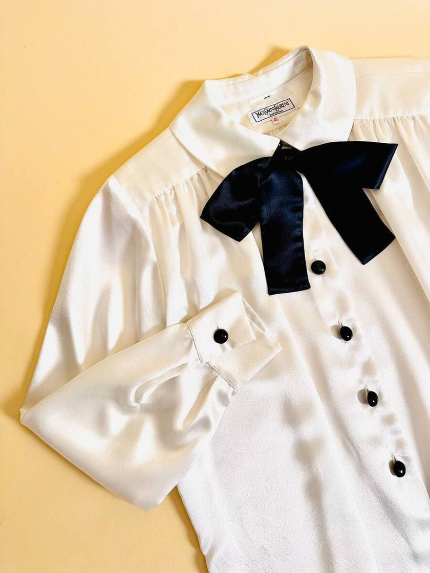 Camicia in raso bianco con fiocco nero “Yves Saint Laurent”