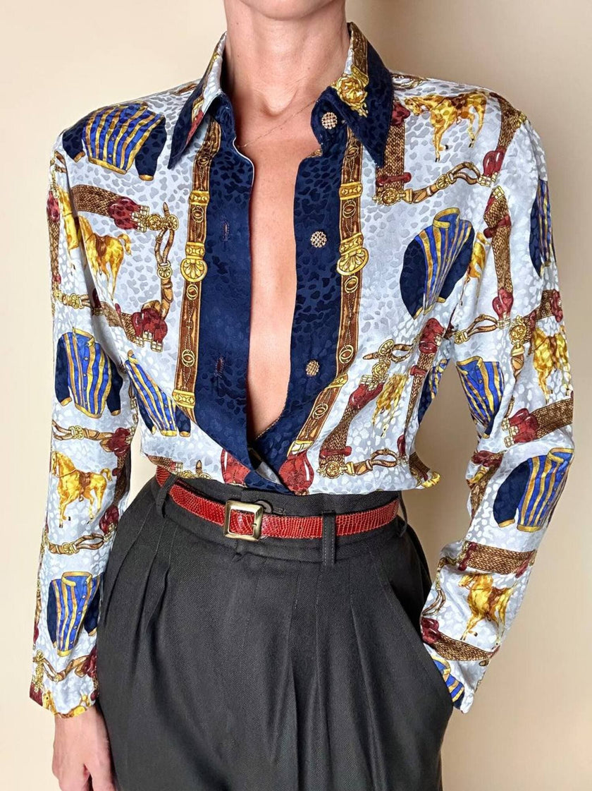 Camicia sartoriale in seta jacquard fantasia equestre barocca con bottoni gioiello dorati