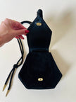 Hexagonaler Bandolier aus schwarzem Veloursleder mit „Yves Saint Laurent“ Couture-Quaste