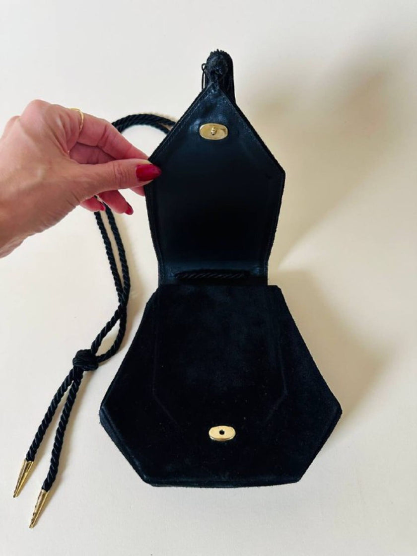 Hexagonaler Bandolier aus schwarzem Veloursleder mit „Yves Saint Laurent“ Couture-Quaste