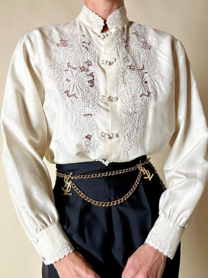 Camicia in seta avorio ricamata a mano con preziosi alamari