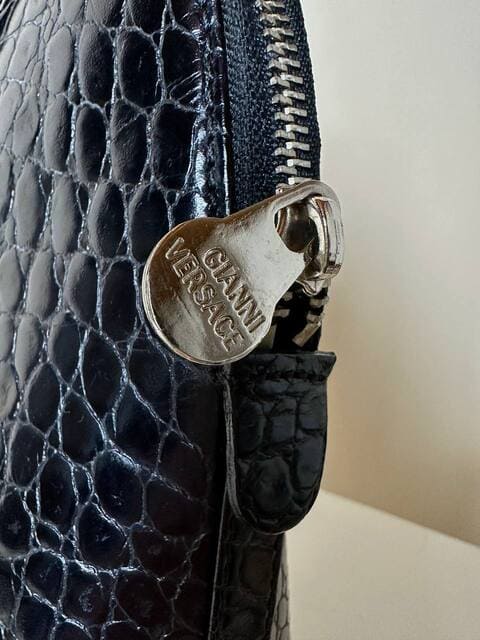 Vintage Versace Tasche aus schwarzem Leder mit Krokodilprägung