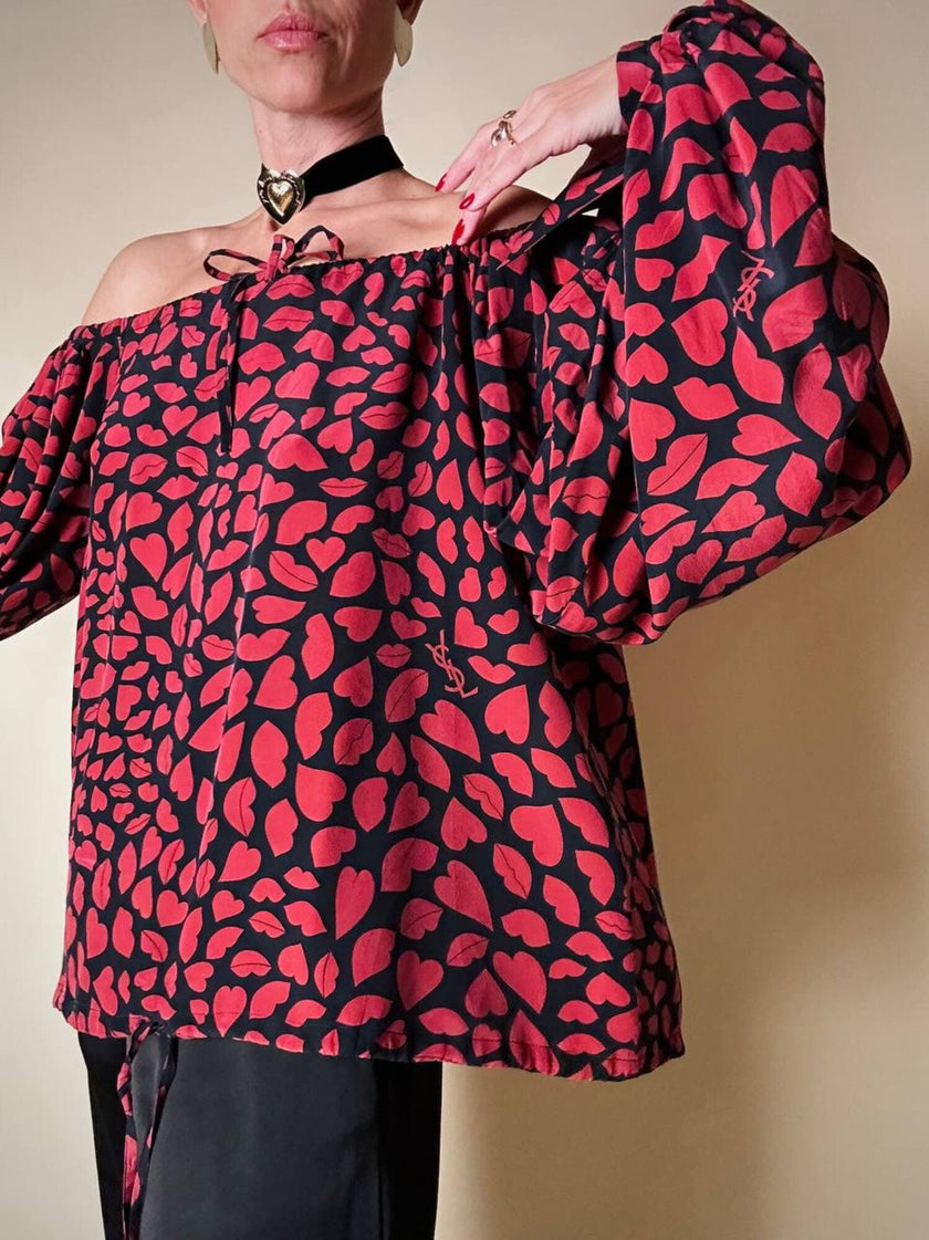 Blusa in seta nera con bocche e cuori rossi “Yves Saint Laurent”