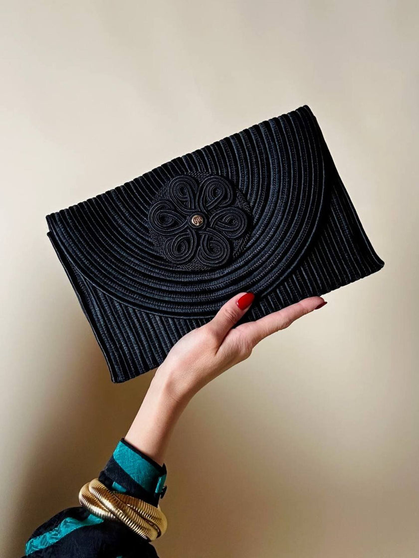 Pochette a busta in passamaneria nera con tracolla “Nina Ricci”