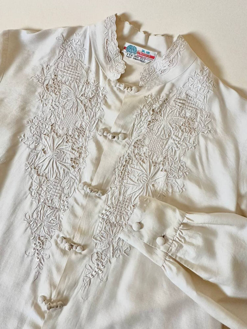 Chemise en soie ivoire brodée à la main avec de précieux brandebourgs