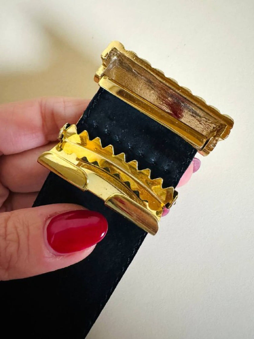 Cintura in camoscio nero con placca logata in metallo oro “Yves Saint Laurent”