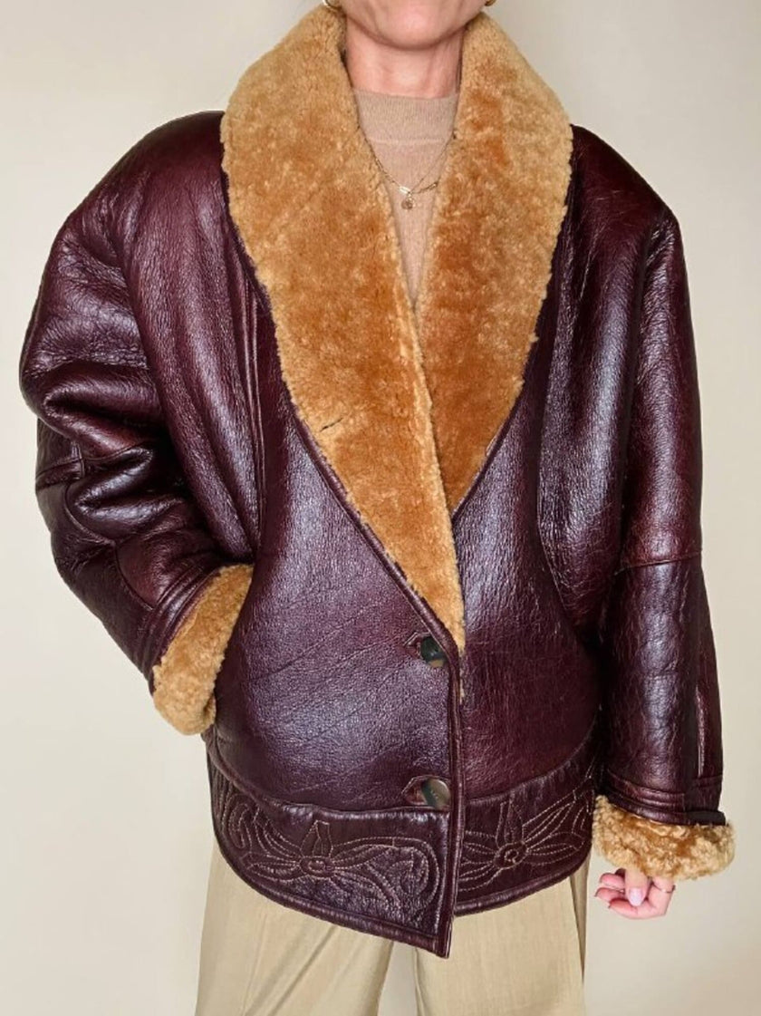 Shearling reverse in pelle liscia marrone castagno con vello caramello e ricamo sul fondo
