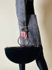 Borsa in vernice nera con manico design in metallo oro