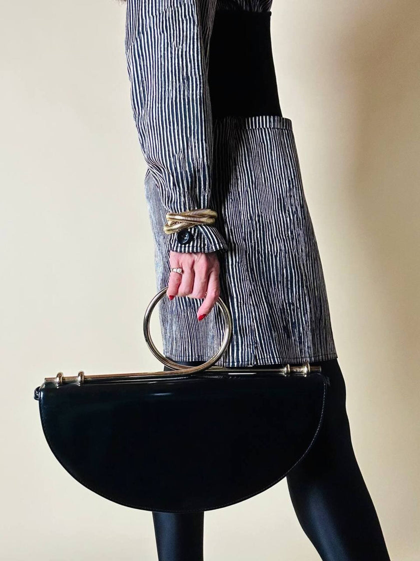 Borsa in vernice nera con manico design in metallo oro