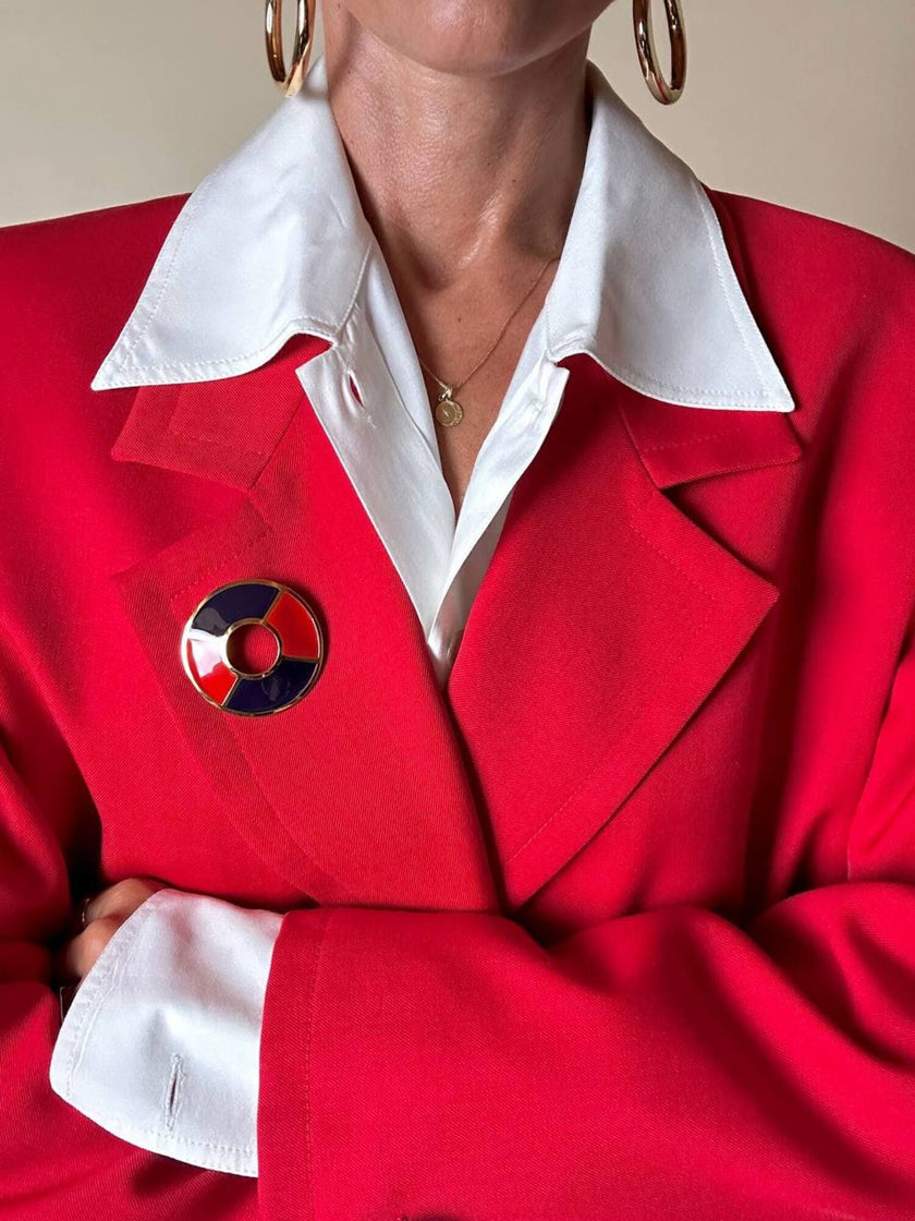 Spilla Yves Saint Laurent a forma di salvagente in metallo oro e smalto rosso e blu