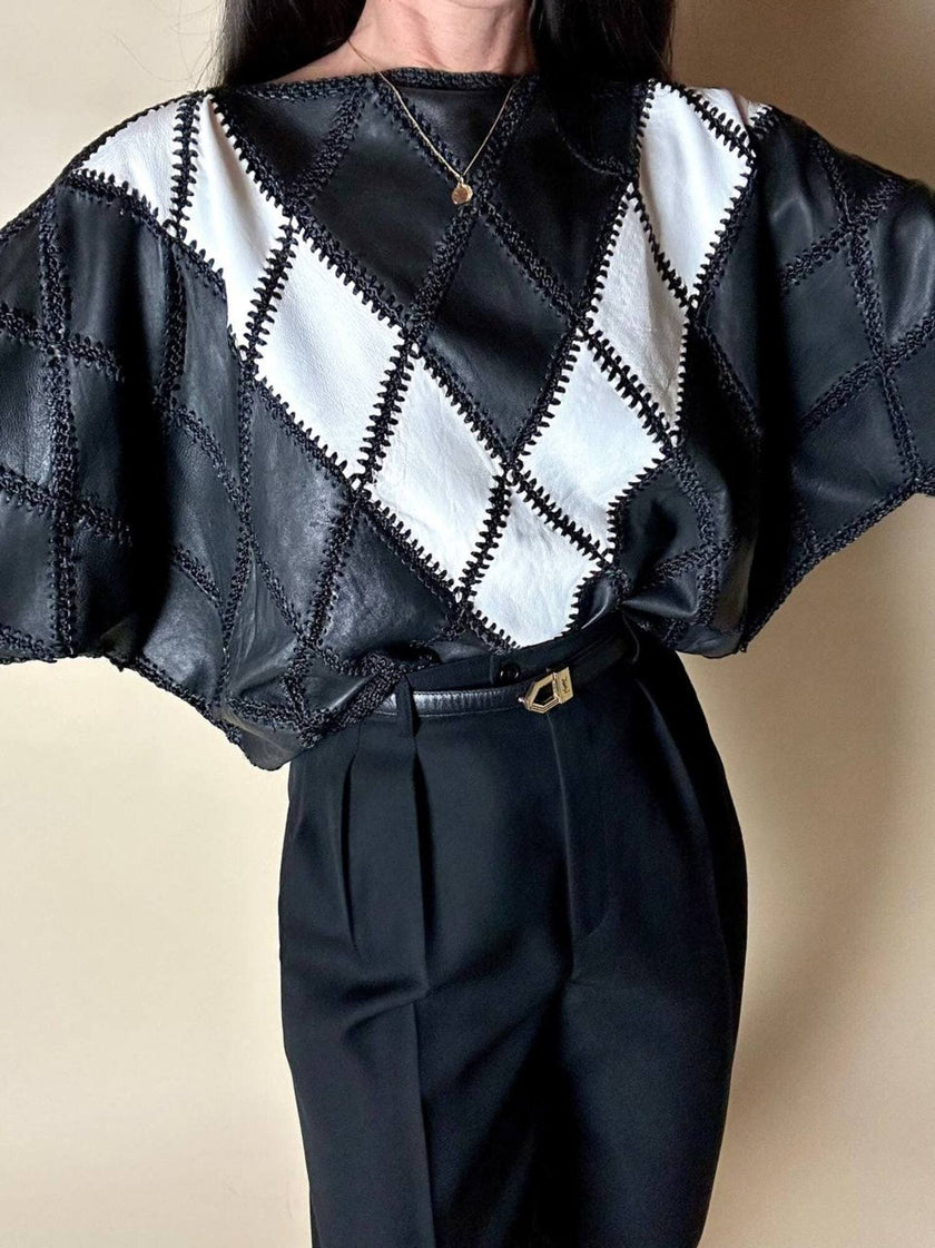 Blusa vintage in pelle nera e bianca patchwork con lavorazione crochet e maniche a pipistrello
