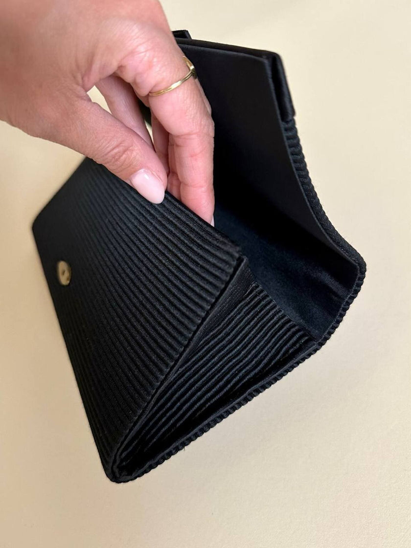 Pochette nera con fiocco in tessuto canneté