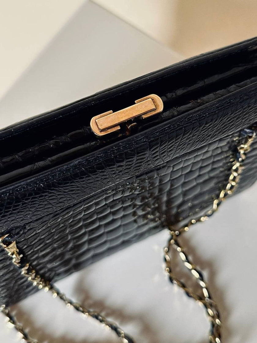 Borsa vintage in pelle nera lucida stampa coccodrillo con manici in catena oro
