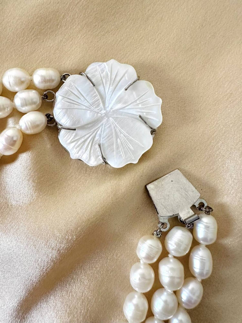 Collana di perle a tre fili con chiusura in madreperla a forma di fiore