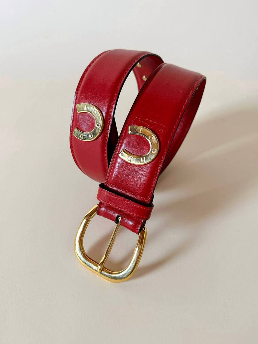 Cintura Gucci in pelle rossa con borchie a ferro di cavallo