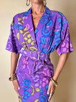 Mehrfarbiges Kleid mit abstraktem Muster in Violett und passendem Gürtel „Livio De Simone“
