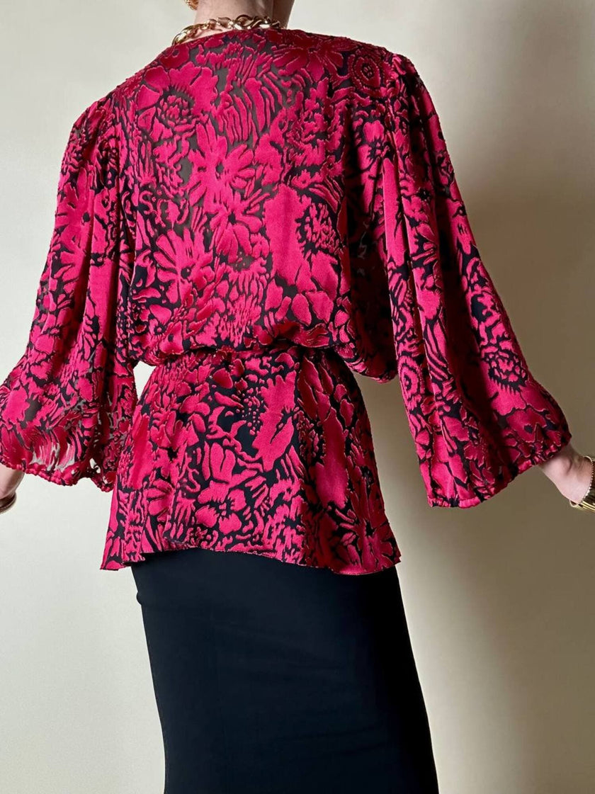 Blusa in chiffon devorè nero con damaschi in raso rosso/fucsia