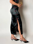Qipao vintage in raso jacquard nero con profili e alamari neri e rossi
