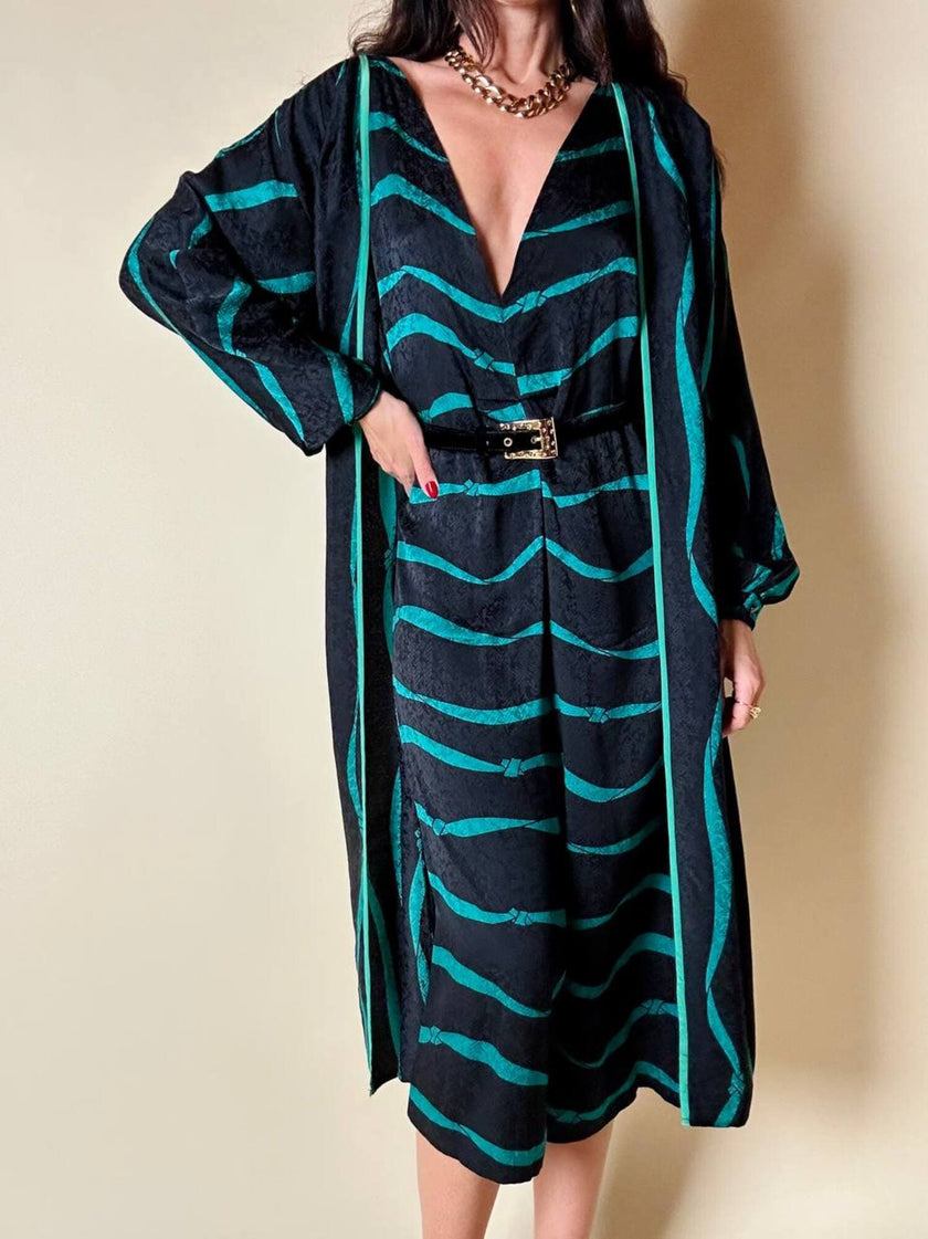 Abito con soprabito incorporato in seta nera fantasia verde smeraldo “Silky”