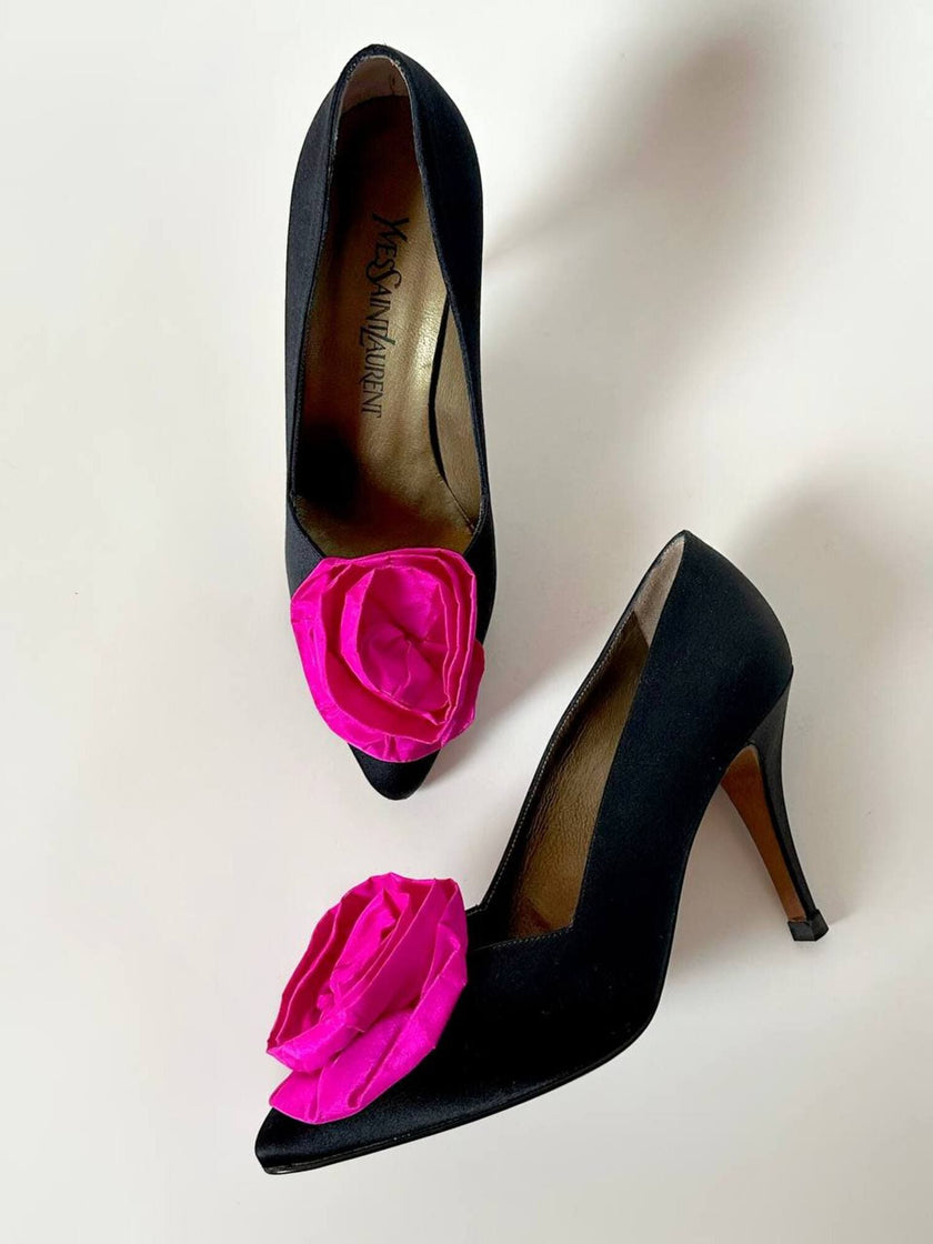 Décolleté vintage Yves Saint Laurent in raso di seta nero con rosa di taffetà fucsia