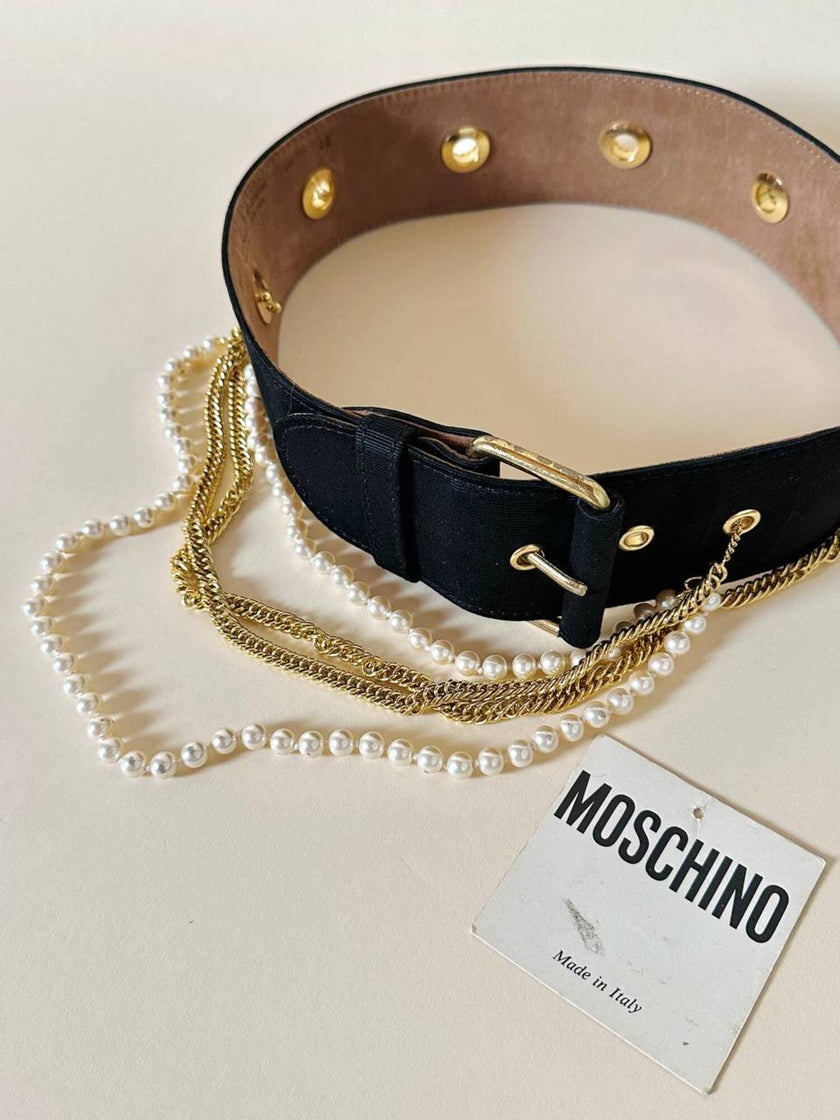 Cintura alta in gros grain nero con perle e catene pendenti “Moschino”