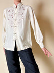 Chemise en soie ivoire brodée à la main avec de précieux brandebourgs