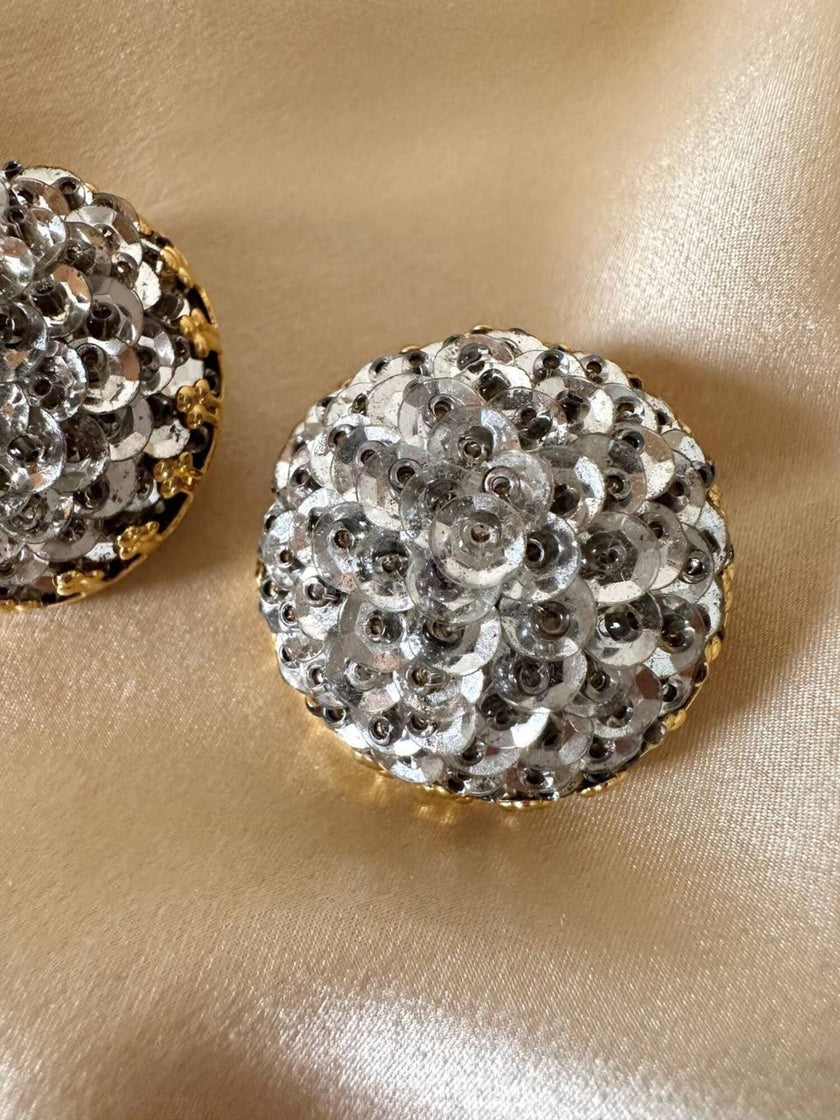 Orecchini a clip in paillettes argento con base dorata
