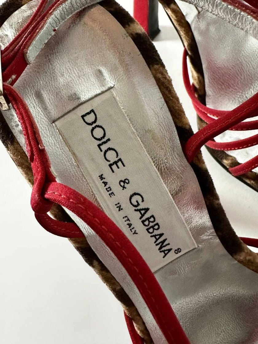 Sandalias vintage Dolce & Gabbana en crepé rojo y terciopelo con estampado de leopardo