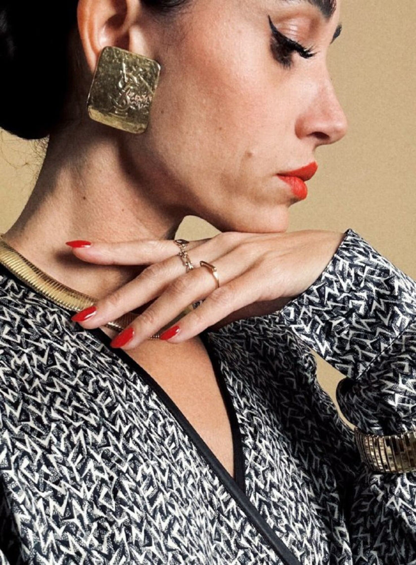 Maxi orecchini a clip dorati con logo YSL 