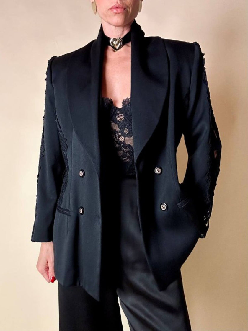 Blazer nero con inserti di pizzo macramè 