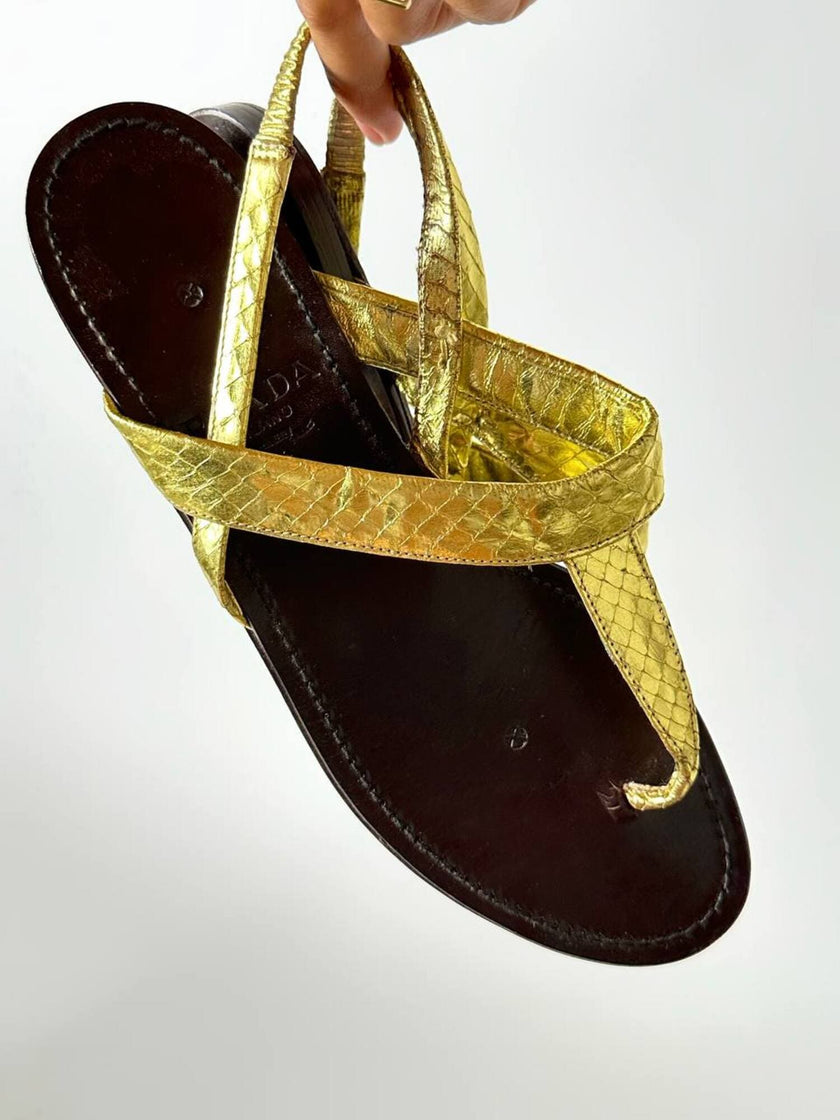 Sandali infradito vintage Prada in serpente oro con suola in cuoio marrone