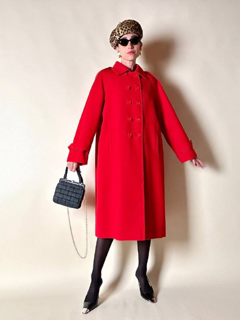 Cappotto rosso oversize con bottoni quadrati