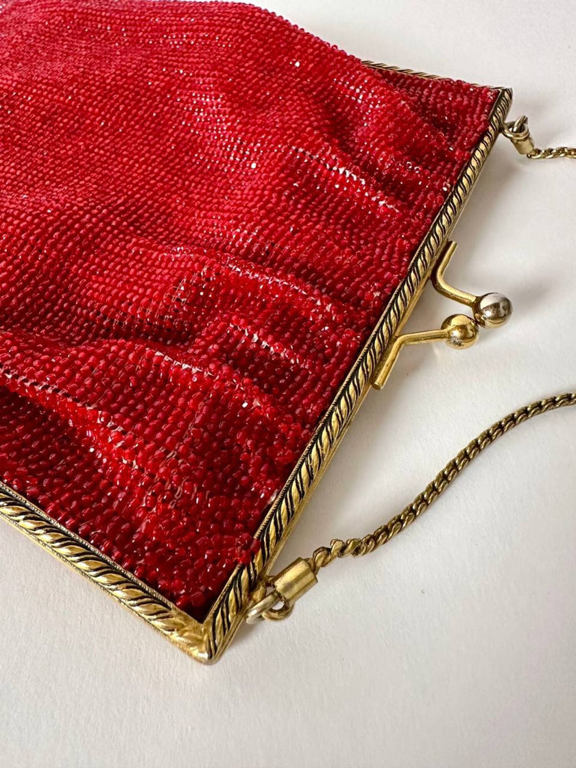 Borsetta vintage di perline rosse con frangia sul fondo