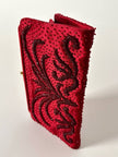 Pochette vintage in seta rosso cardinale ricamata con perline tono su tono