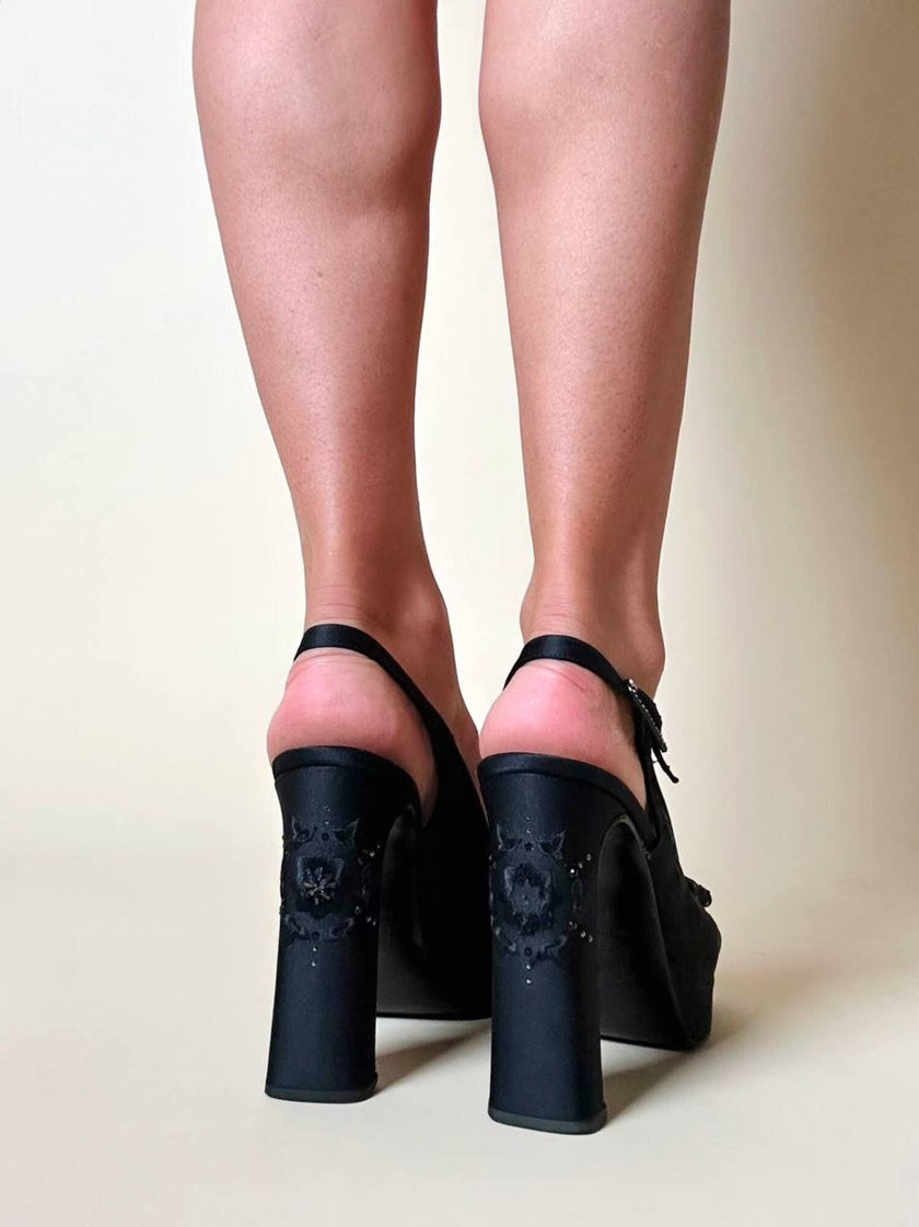 Slingback con plateau in raso di seta e rete ricamata “Gianni Versace”