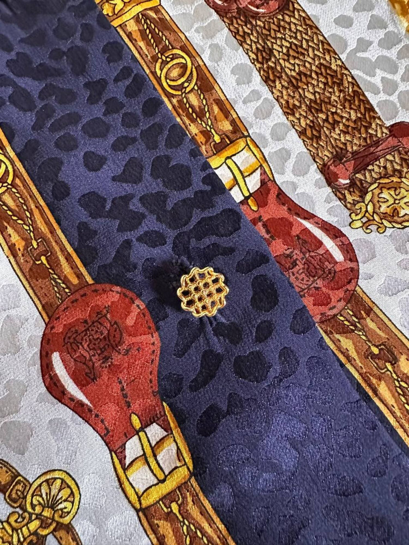 Camicia sartoriale in seta jacquard fantasia equestre barocca con bottoni gioiello dorati