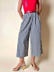 Pantalone gaucho a righe verticali bianco e blu con abbottonatura laterale asimmetrica