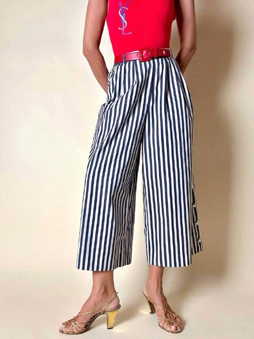 Pantalone gaucho a righe verticali bianco e blu con abbottonatura laterale asimmetrica