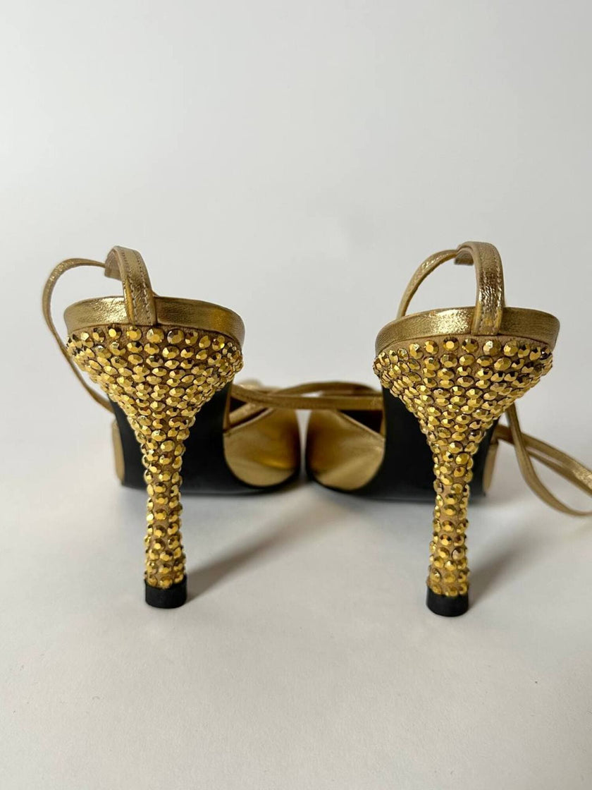 Décolleté slingback Gianni Versace in pelle laminata oro con punta affusolata lacci alla caviglia e tacco gioiello