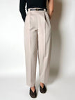 Pantalone vintage in fresco di lana greige con pince e abbottonatura su ambo i lati
