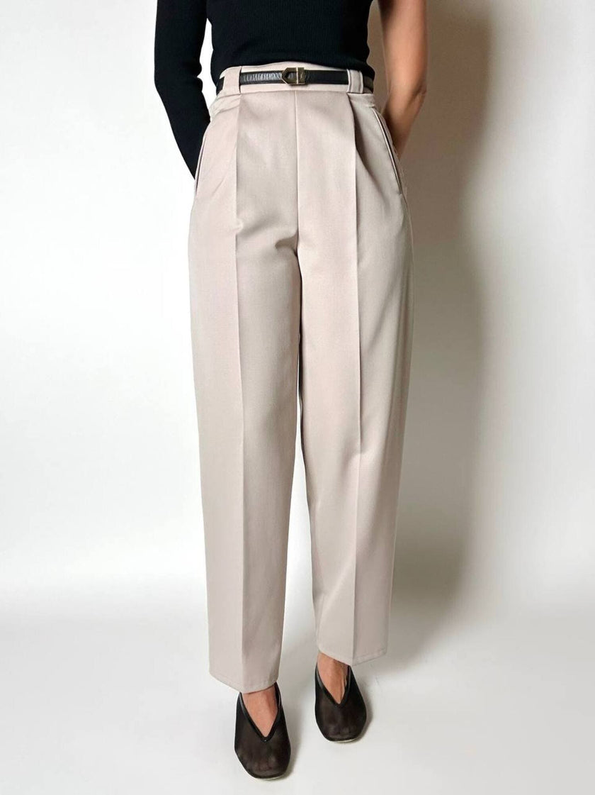 Pantalone vintage in fresco di lana greige con pince e abbottonatura su ambo i lati