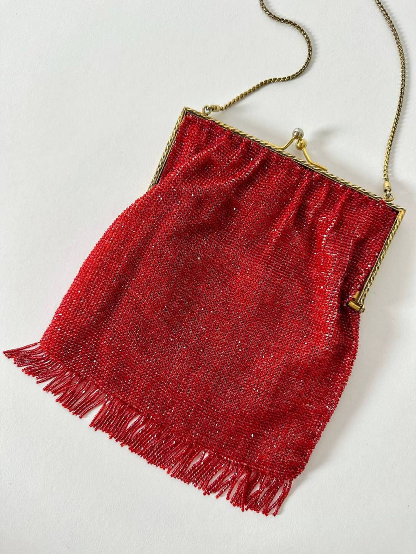 Borsetta vintage di perline rosse con frangia sul fondo