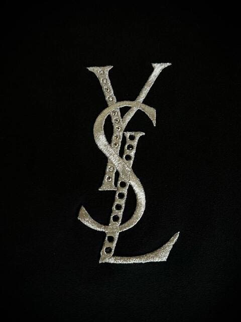 T-shirt vintage Yves Saint Laurent in cotone nero con logo YSL in lamé argento e strass