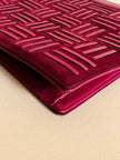 Borsa in camoscio borgogna con infilature in pelle in tinta 