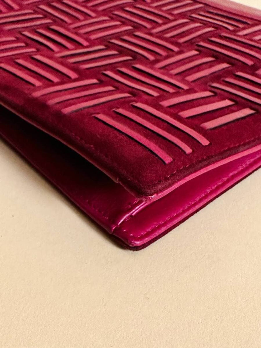 Borsa in camoscio borgogna con infilature in pelle in tinta 