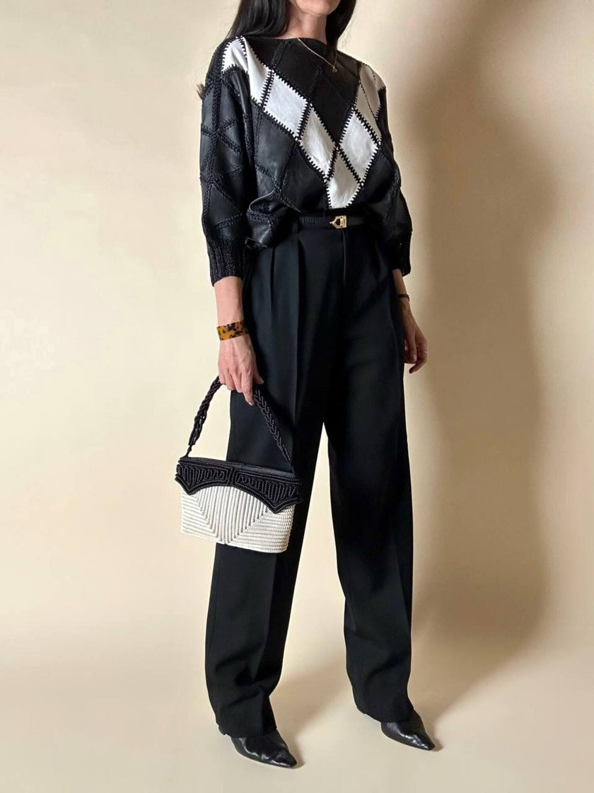 Blusa vintage in pelle nera e bianca patchwork con lavorazione crochet e maniche a pipistrello