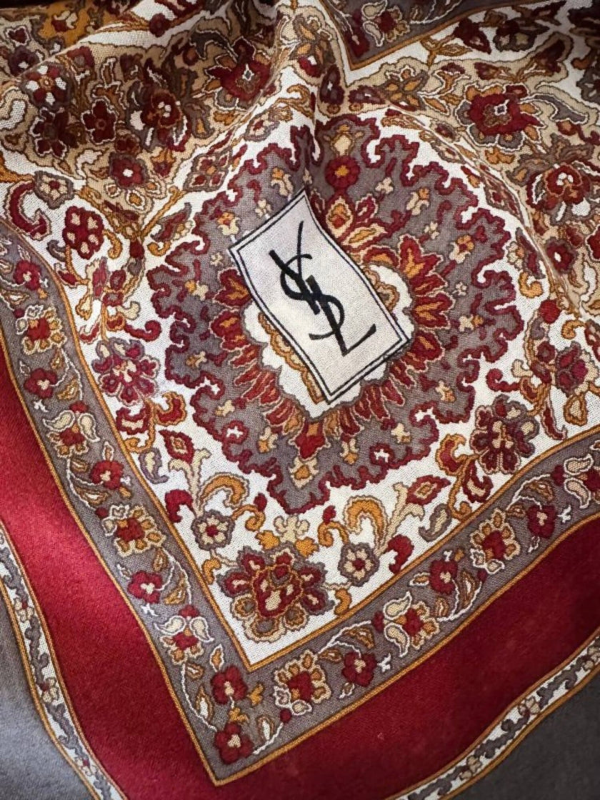 Scialle Yves Saint Laurent fantasia Paisley bordeaux e grigio con bordo sfrangiato