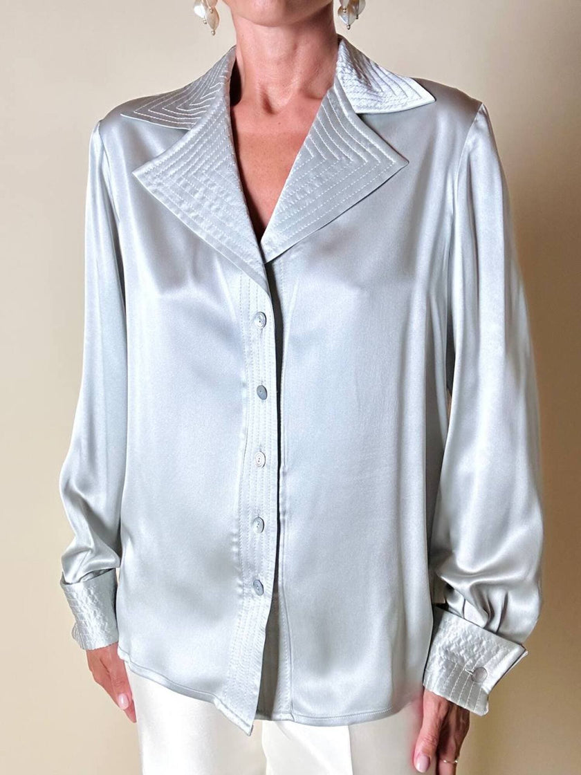Camicia in raso di seta grigio perla con gemelli in madreperla “Valentino Garavani”