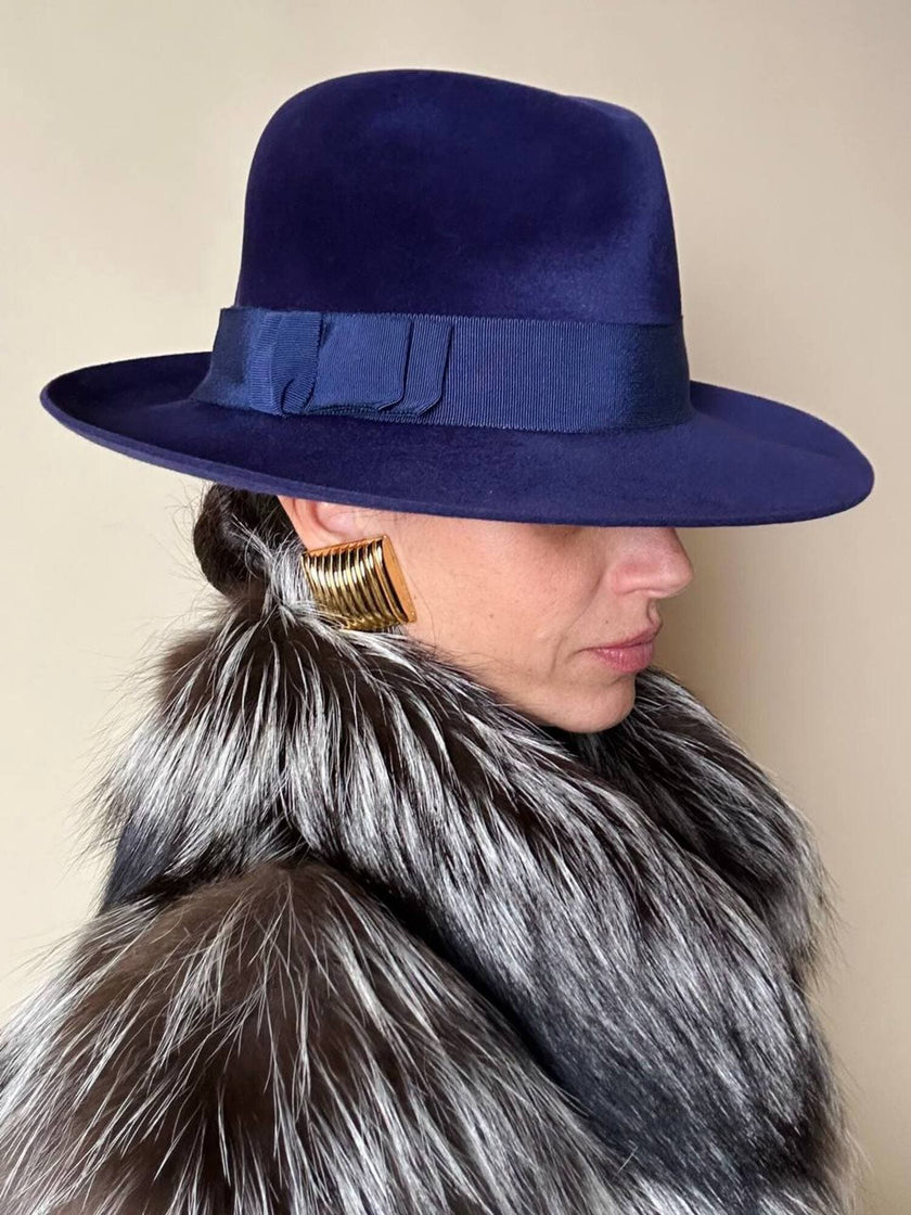 Cappello Fedora vintage blu lapislazzuli con cinta canneté tono tu tono realizzato in feltro di lapin
