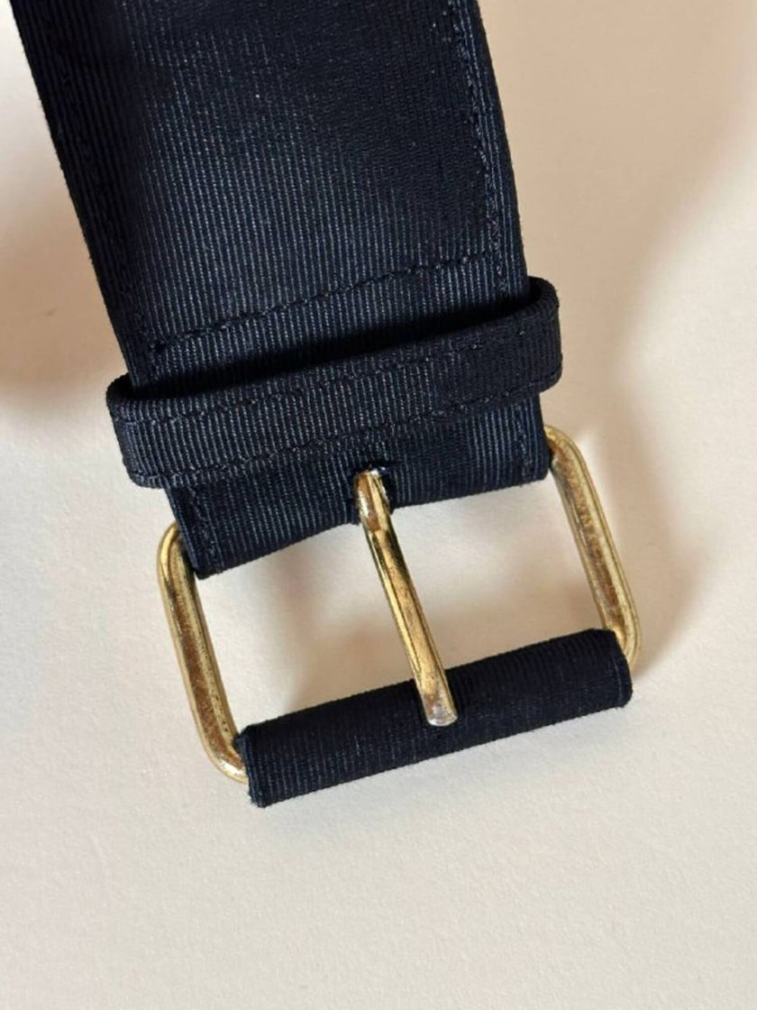 Cintura alta in gros grain nero con perle e catene pendenti “Moschino”